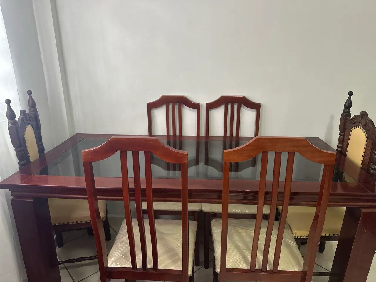 Vendo mesa com 6 cadeiras e tampo de vidro madeira maciça 
