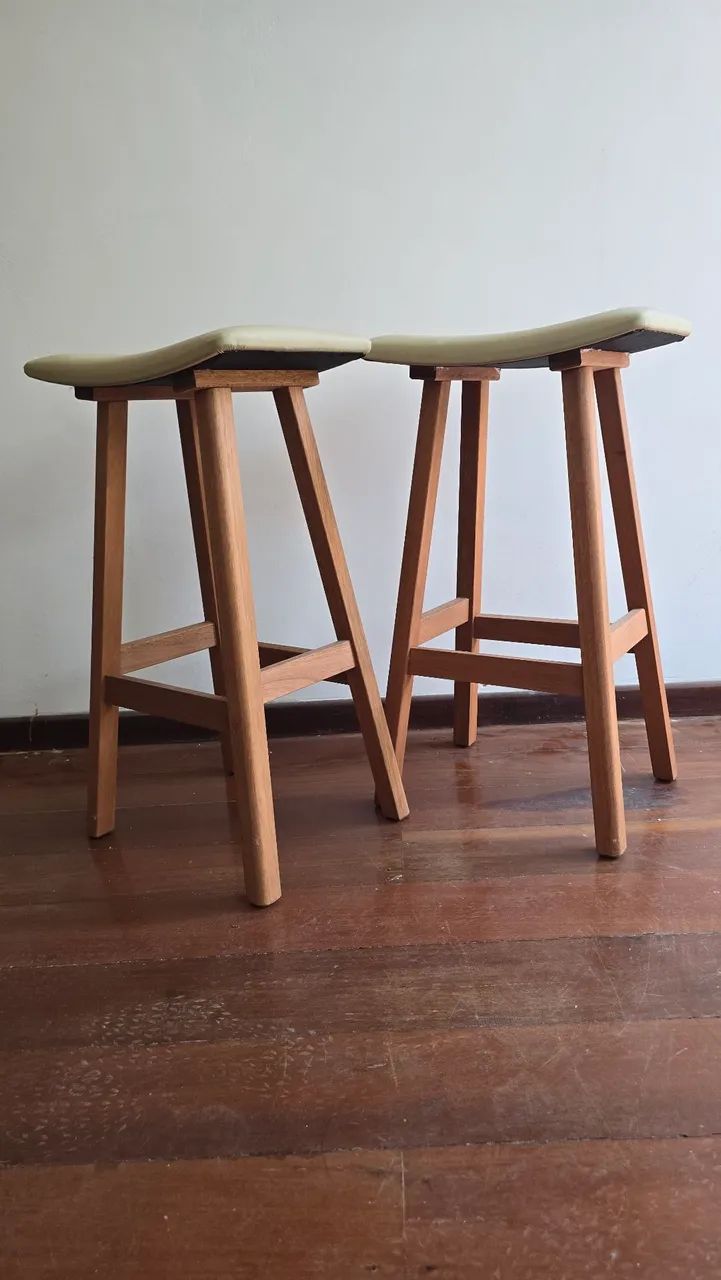 Duas Banquetas Altas de Madeira