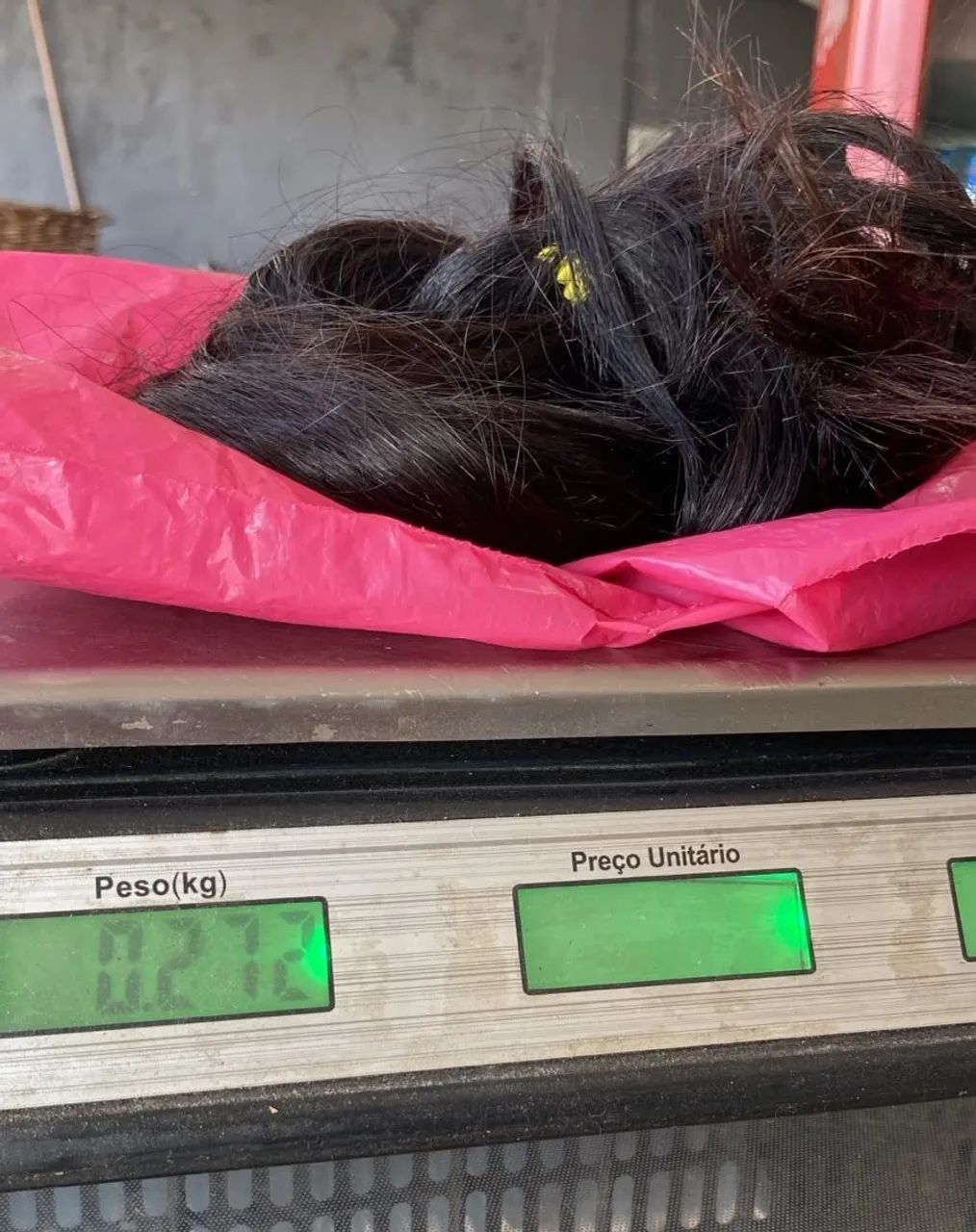 Cabelo humano, 65 centímetros, 272 gramas, tem 5 telas