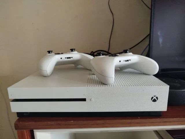 Xbox one S conservado, com dois controles. 