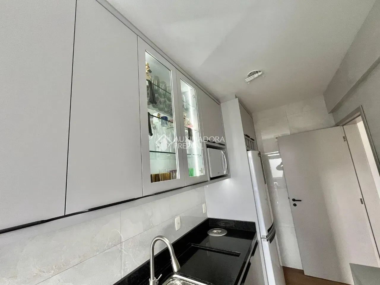 Apartamento 2 quartos c/ suíte em Campinas, reformado e mobiliado, com sacada, sol o dia i - Foto 2