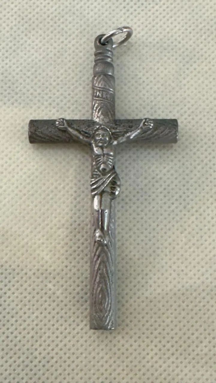 CRUCIFIXO CONFECCIONADO EM METAL (APITO)