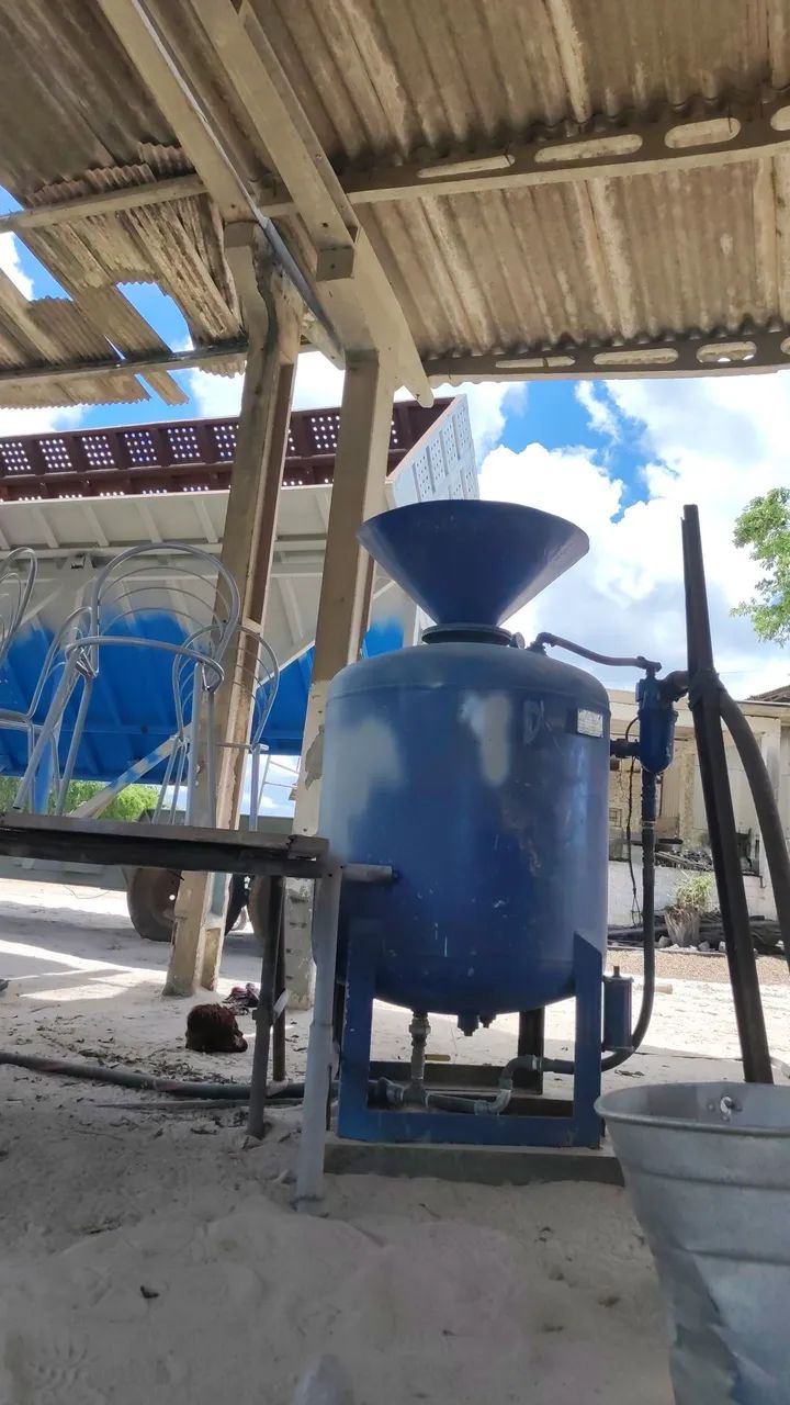 Tanque de abrasivo marca CMV 560 Litros