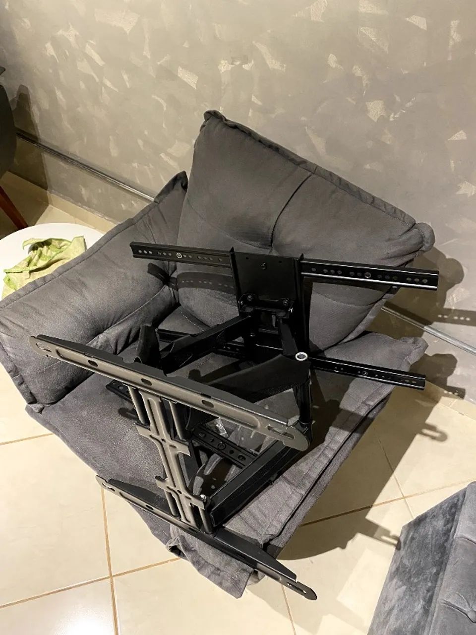 Suporte de TV articulado e super reforçado 50 a 90 polegadas - Foto 2