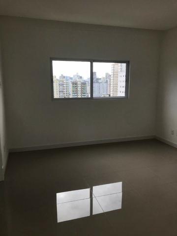 Apartamento meia praia 2 suítes com 2 vagas novo - Foto 3