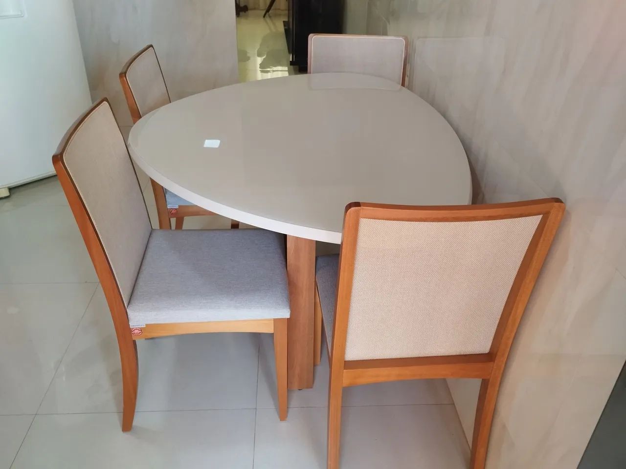 Mesa de jantar nova completa orgânica com 4 cadeiras de madeira maciça  - Foto 2