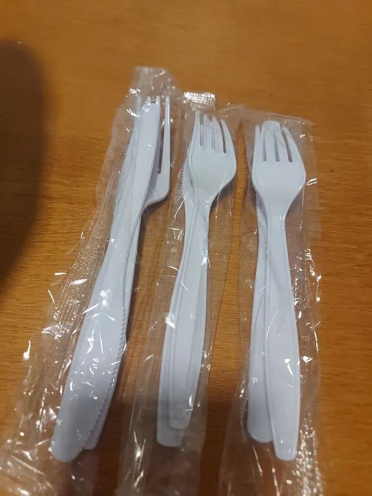 Talheres Descartáveis de Plástico - Pacote com 50 Garfos e facas 