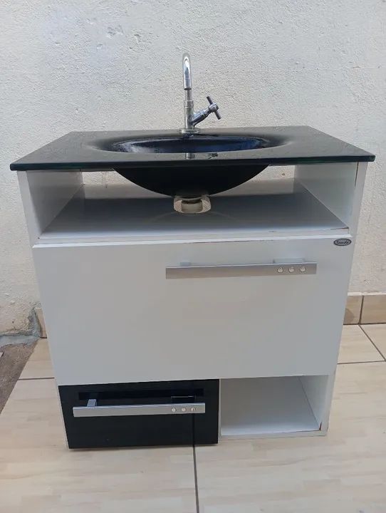 Gabinete para banheiro usado com cuba e torneira 