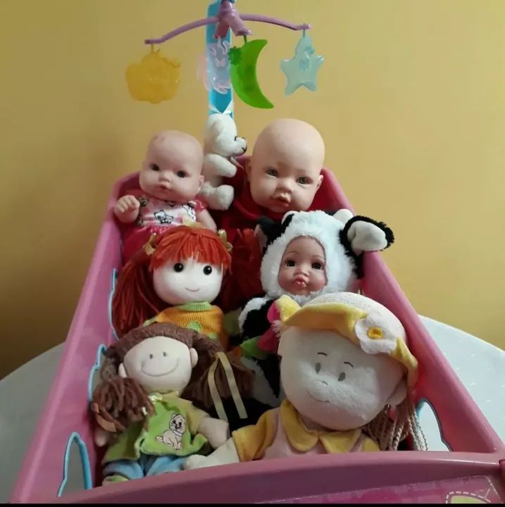 Berço de boneca Magic Toys com  Bonecas de brinde - Foto 4