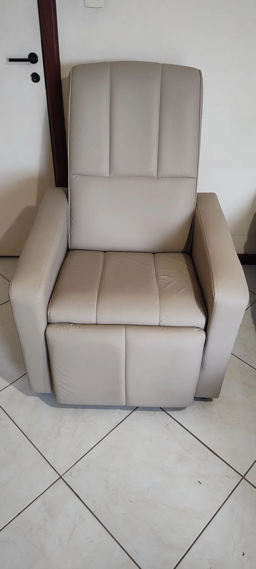 Poltrona Reclinável Confortável e Elegante Usada