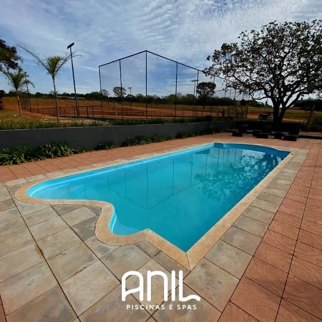 Piscina grande com praia 