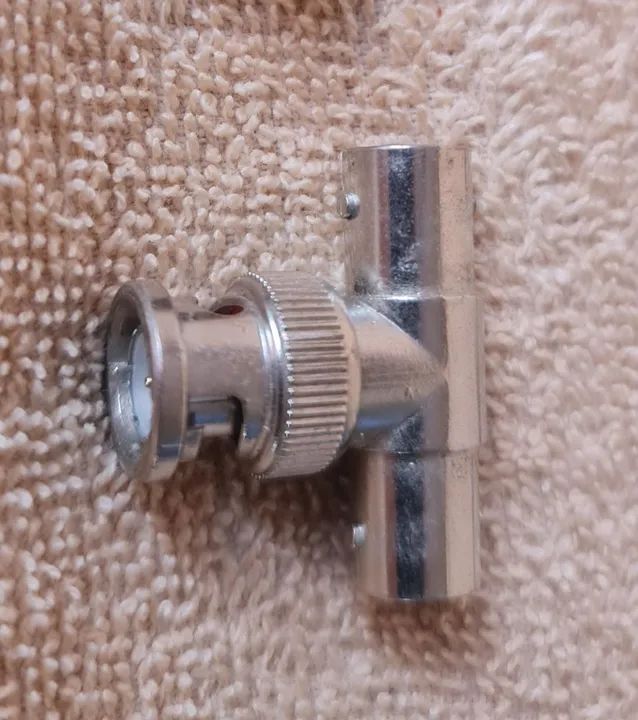 Conector Divisor Emenda BNC tipo T - 1 Macho x 2 Fêmea