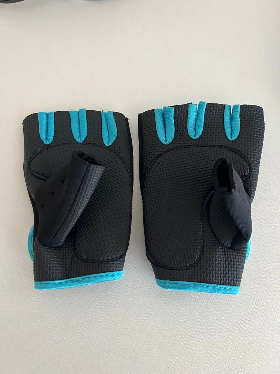 Luvas de Neoprene com Design Moderno - Nova sem uso  - Foto 2