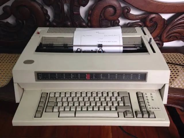 Máquina de escrever IBM 6783 