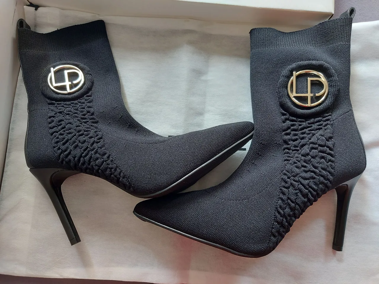 Bota Feminina Preta Cano Curto com Detalhe