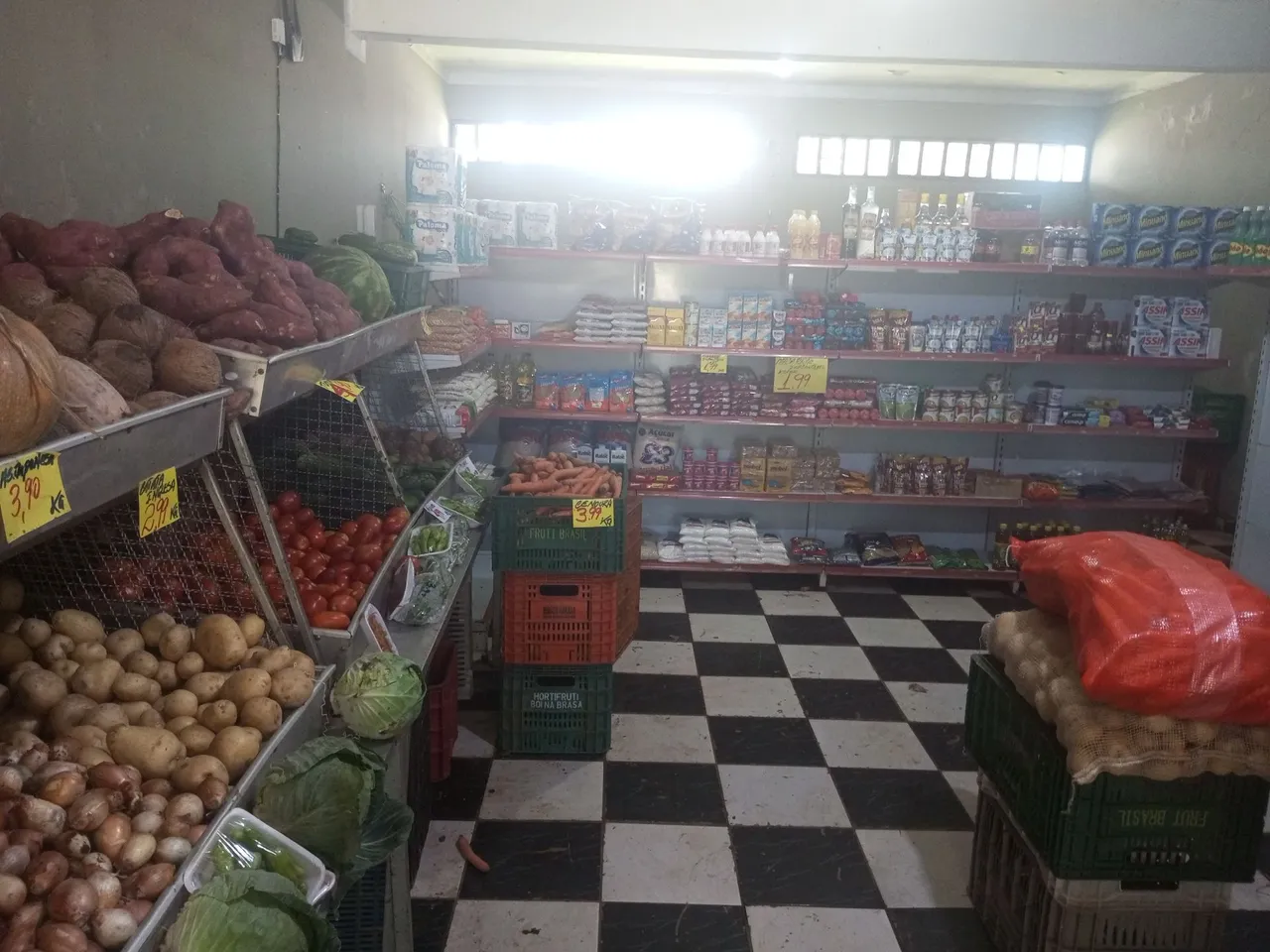 Vendo verdurão com mercearia.