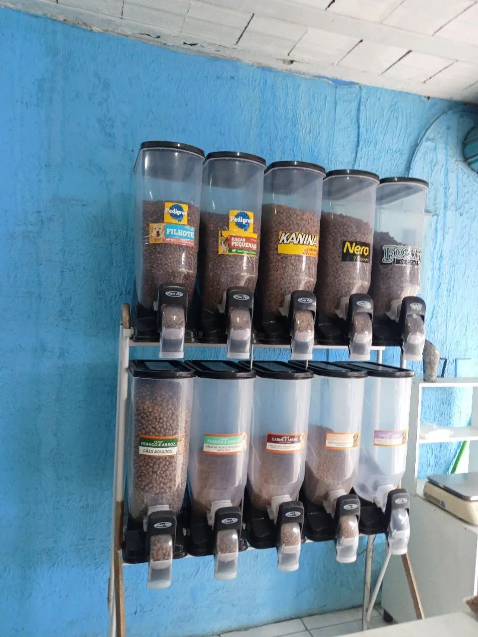 Prateleira de metal para organização de ração para animais