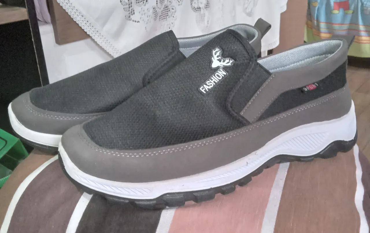 Tênis slip on preto com detalhes cinza