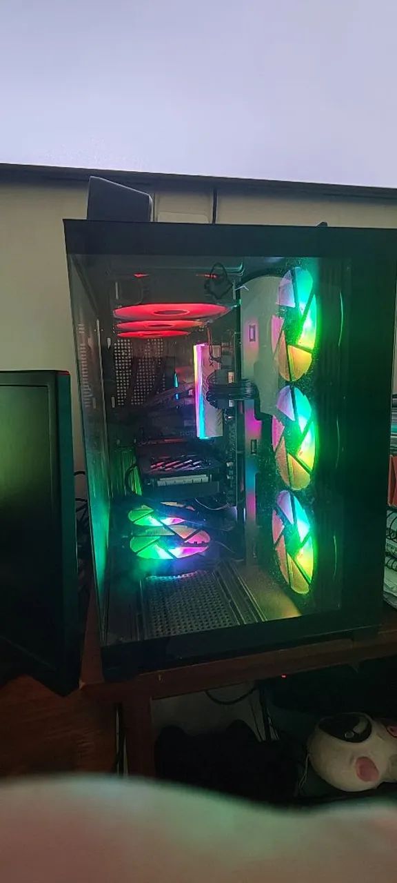 Vendo PC Gamer rodando tudo.64312831076353122