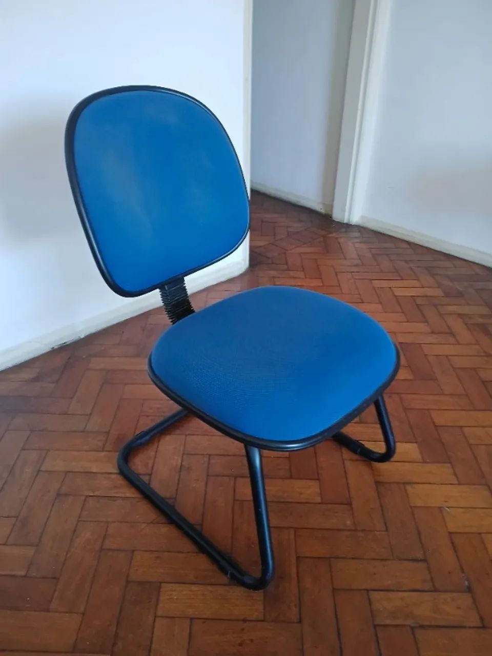 Cadeira de escritório tecno seating azul com base fixa