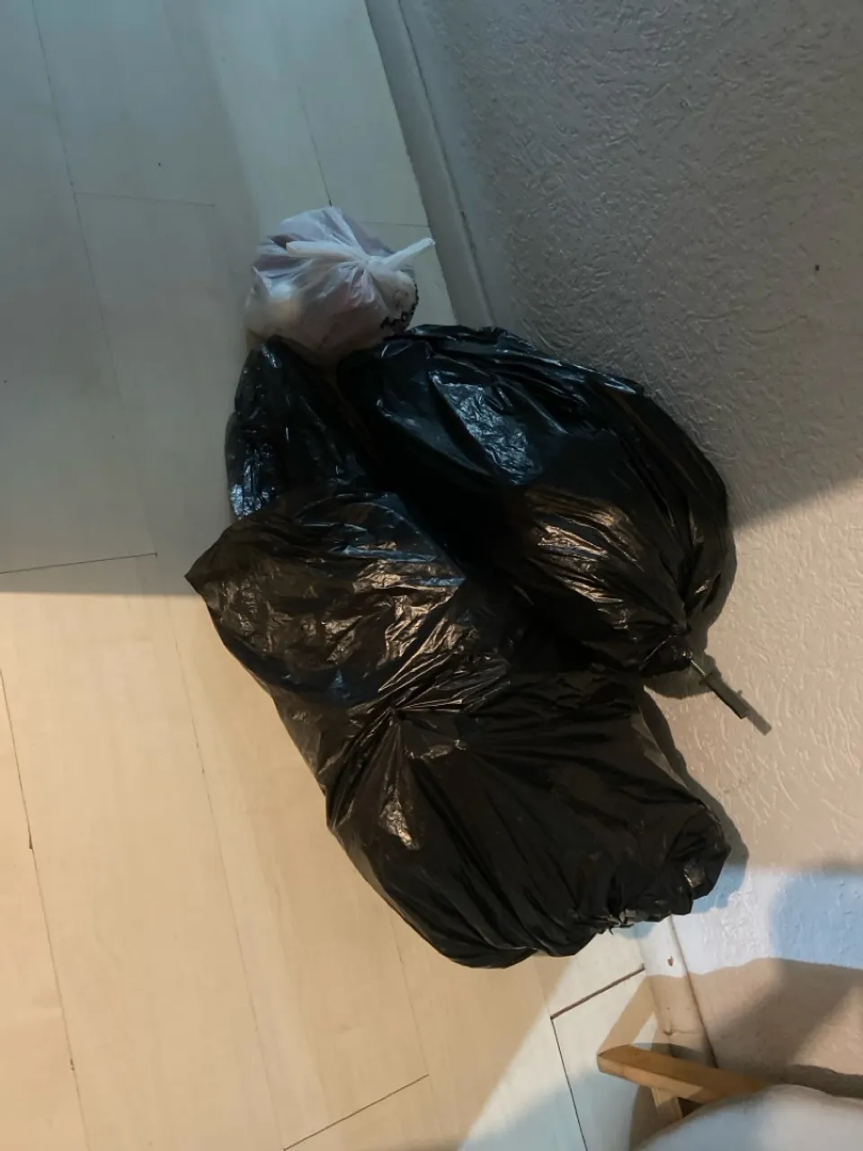 Árvore de Natal de por na sala com enfeites