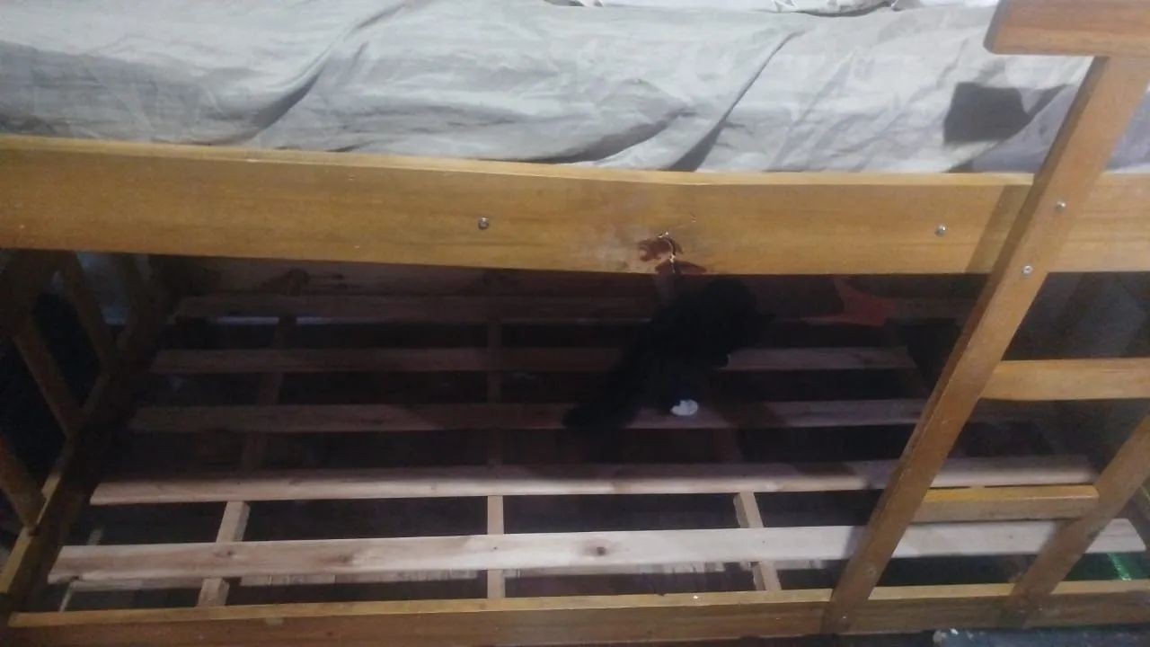 Beliche de madeira em ótimo estado