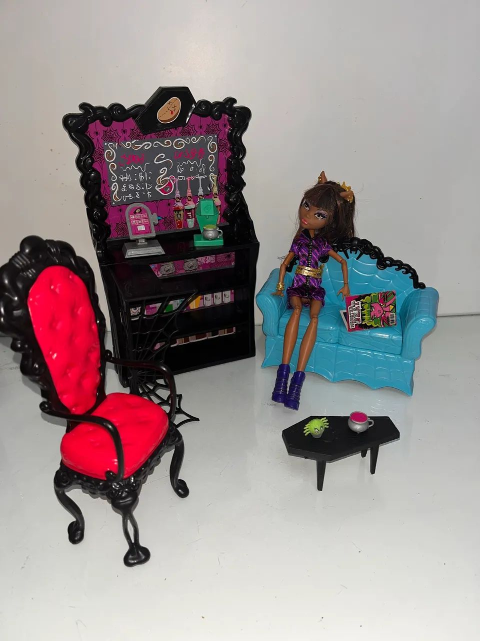 clawdeen wolf + coffin bean (cafeteria) - monster high