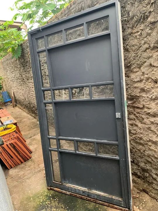 Porta de Ferro com Detalhes em Vidro