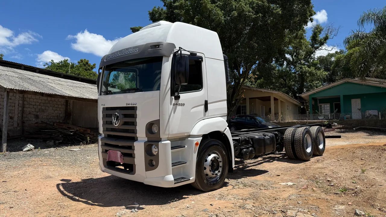 Volkswagen Constellation 24-320 ano 2011  - Foto 2