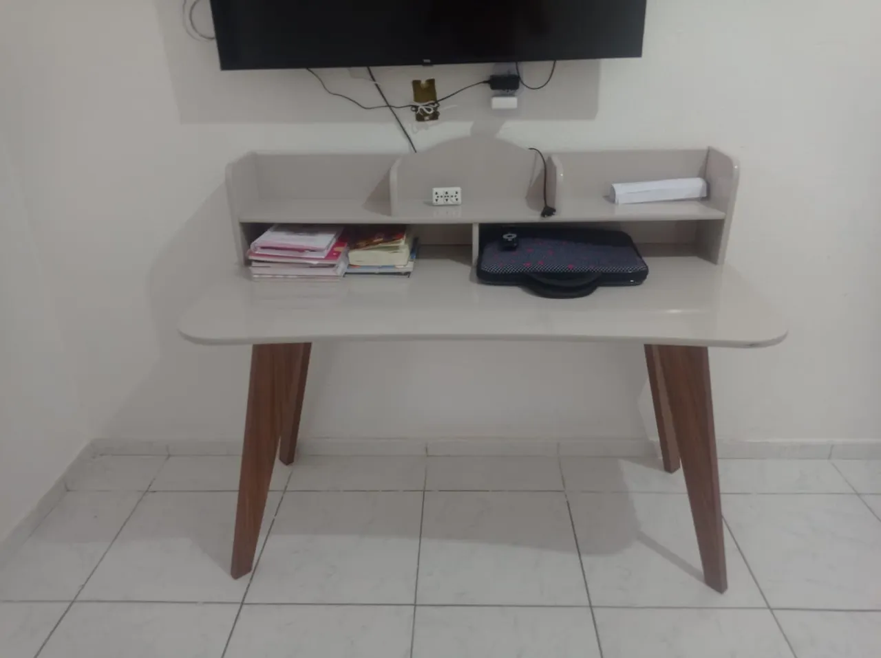 Escrivaninha moderna com prateleiras