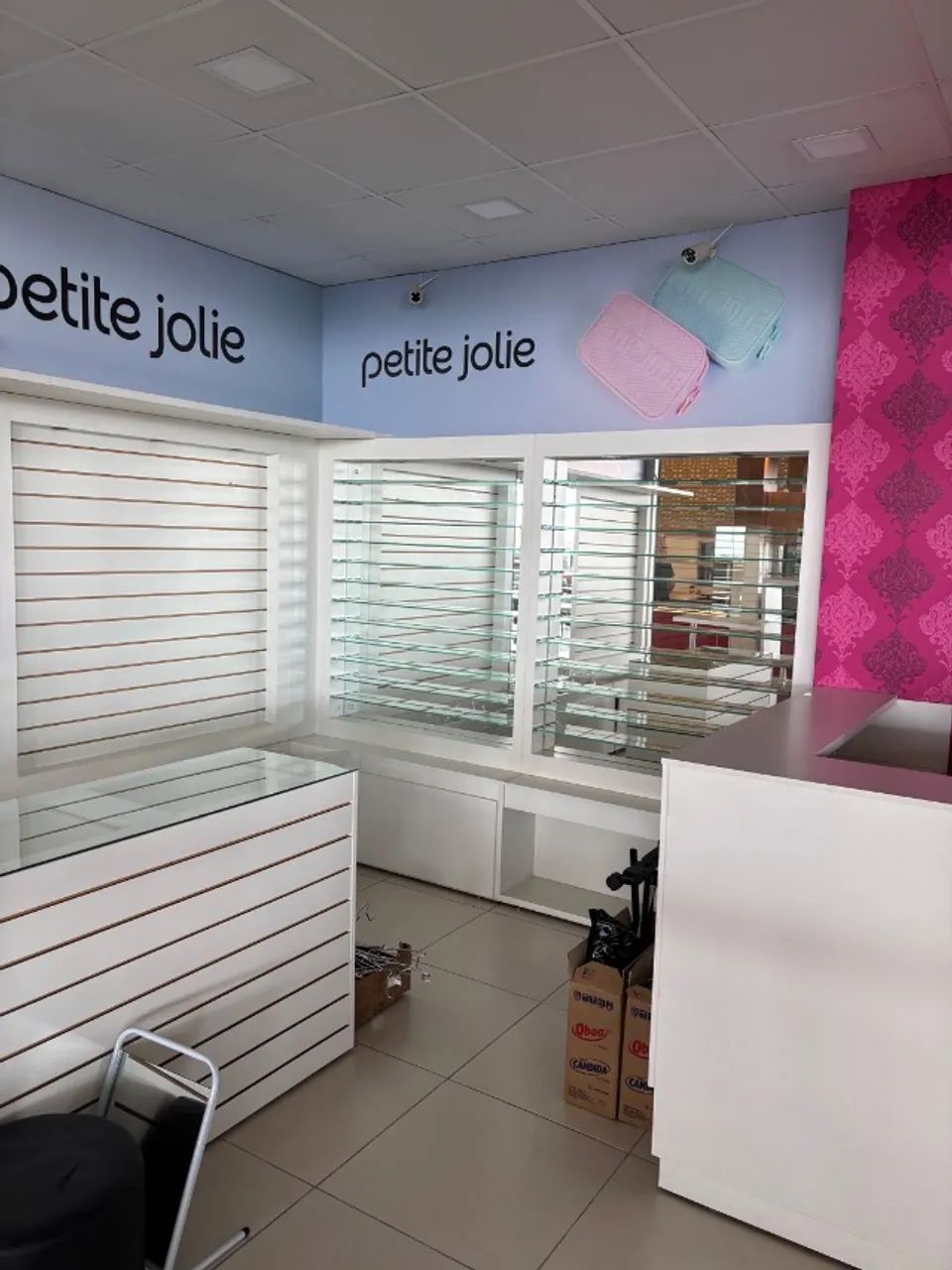 Móveis de Loja  inteira (exceto caixa e 1 balcão central)  - Foto 3