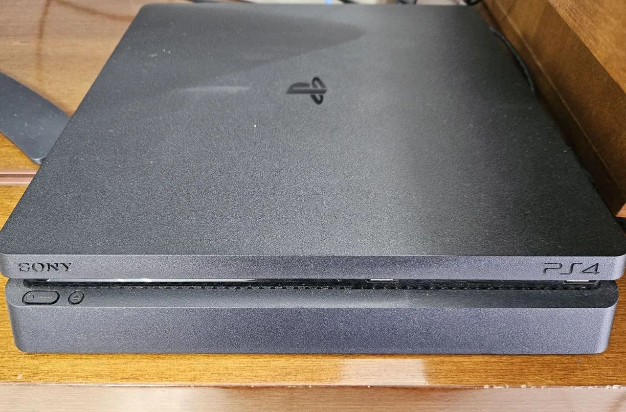 PS4 Slim Sony Playstation 4 1TB + 2 controles + 4 jogos