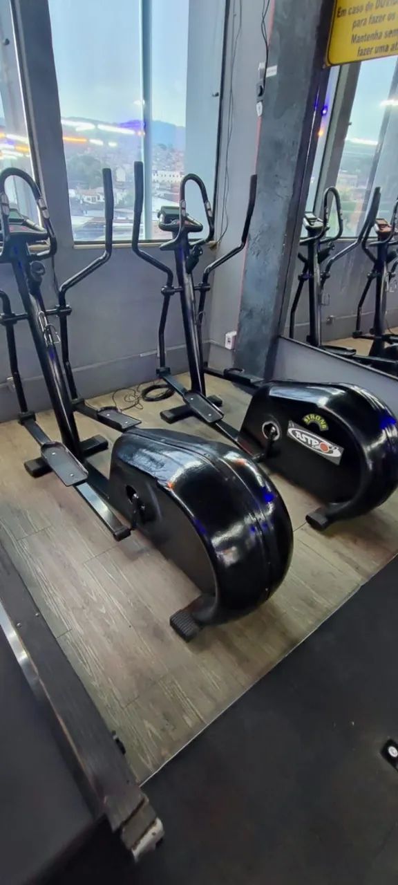 Equipamentos de musculação e elípticos, profissionais de academia.