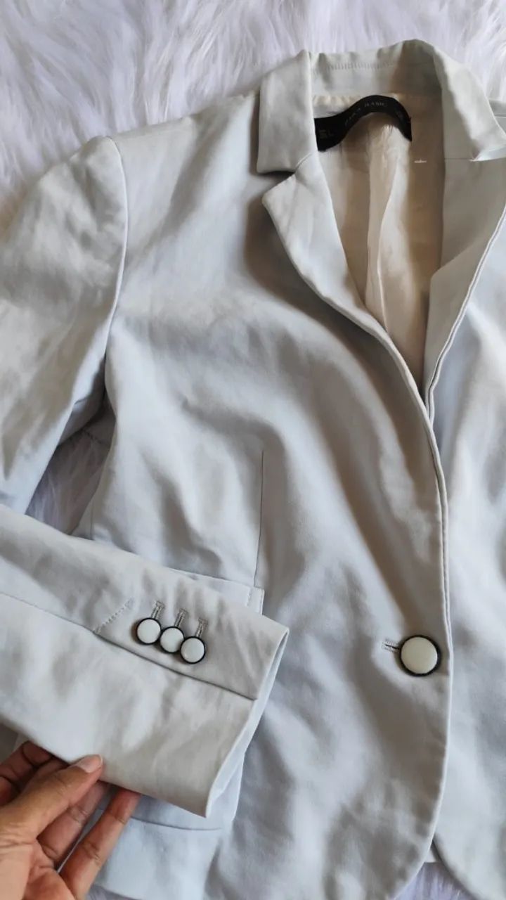Blazer branco feminino zara estiloso com detalhes na manga - Foto 4