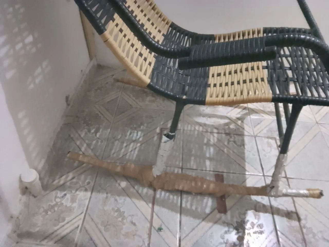 Cadeira de Balanço de macarrão preto e bege - Foto 2