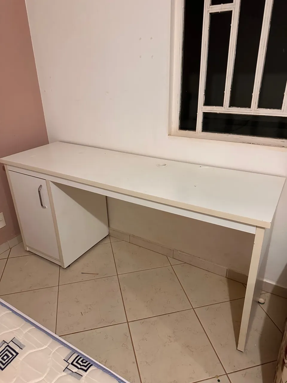 Mesa de escritório branca com armário lateral