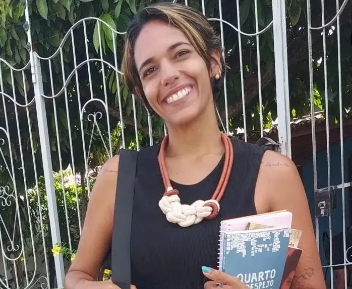 Professora trabalha com TCC, Monografia, artigos