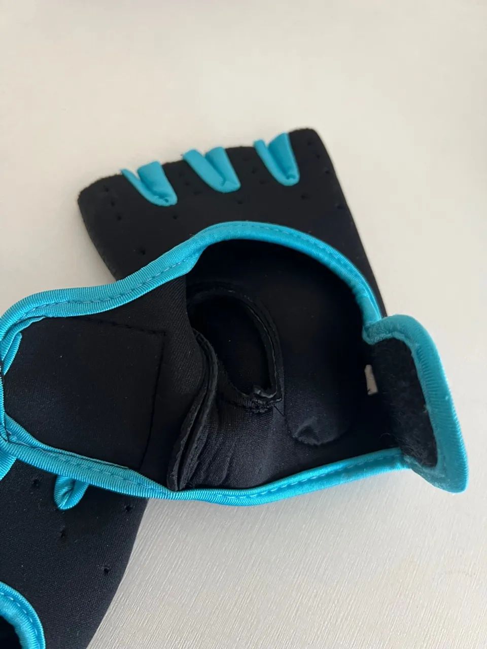 Luvas de Neoprene com Design Moderno - Nova sem uso  - Foto 4