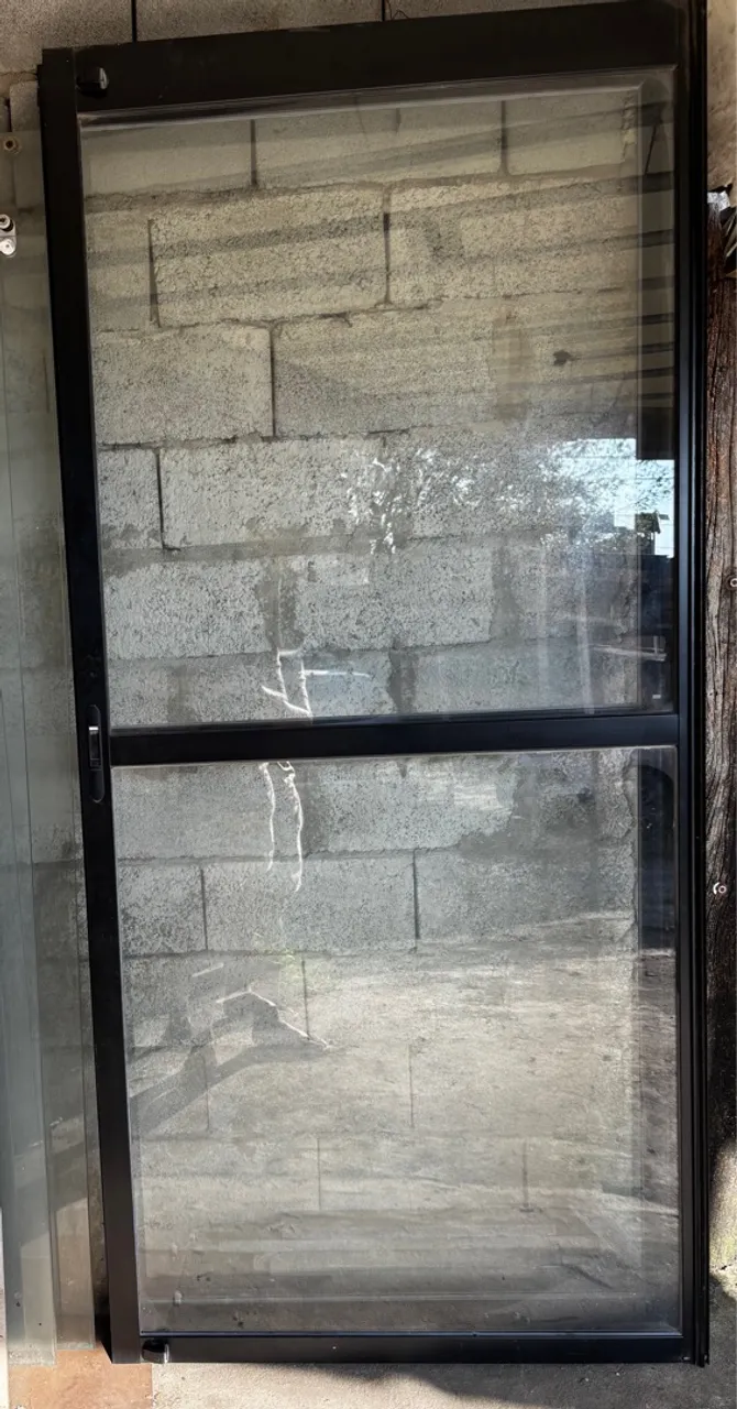 Porta de Vidro com Estrutura de Alumínio