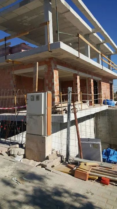 Pedreiro e eletricista profissional 