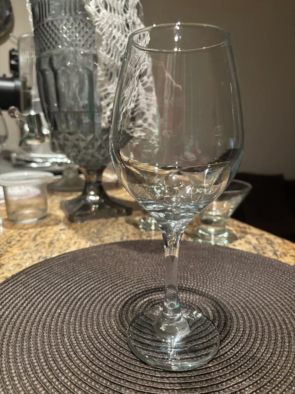 Conjunto de taças e jarra de vidro com tampa - Foto 3