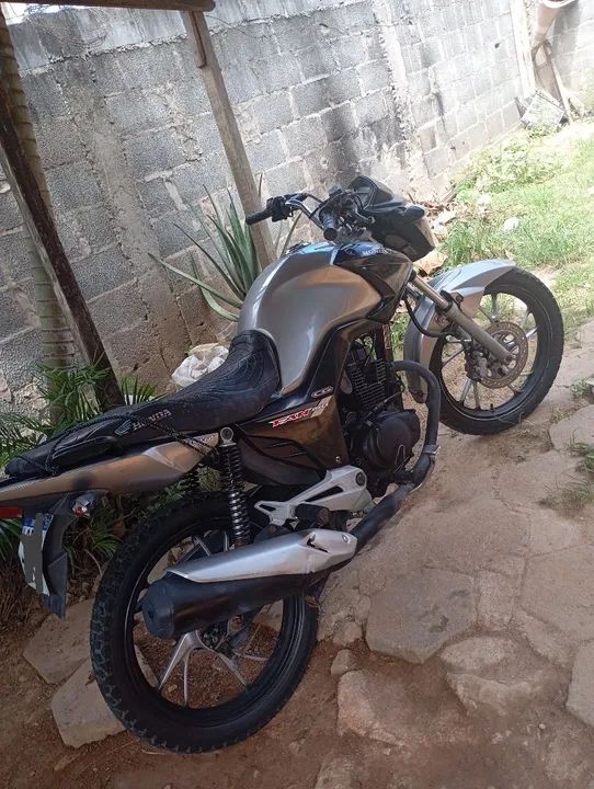 CG fan em dia troco em moto alta 