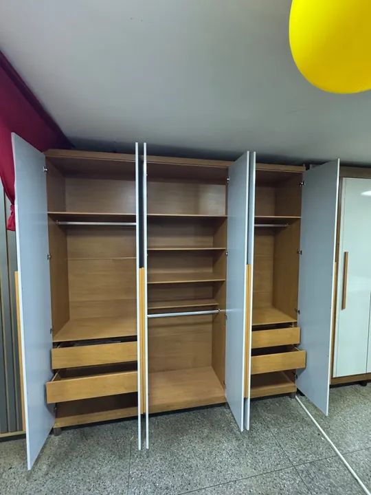 Guarda-Roupas 6 Portas Branco com Detalhes em Madeira - Foto 2
