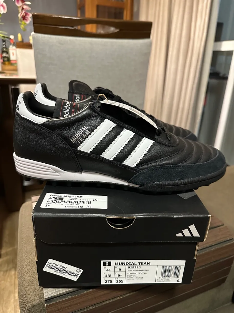 Chuteira society Adidas Mundial Team (41br) nova