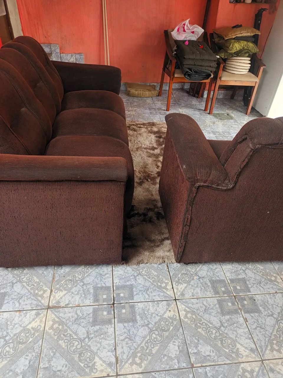 Sofa de 2 e 3 lugares marrom - Foto 2
