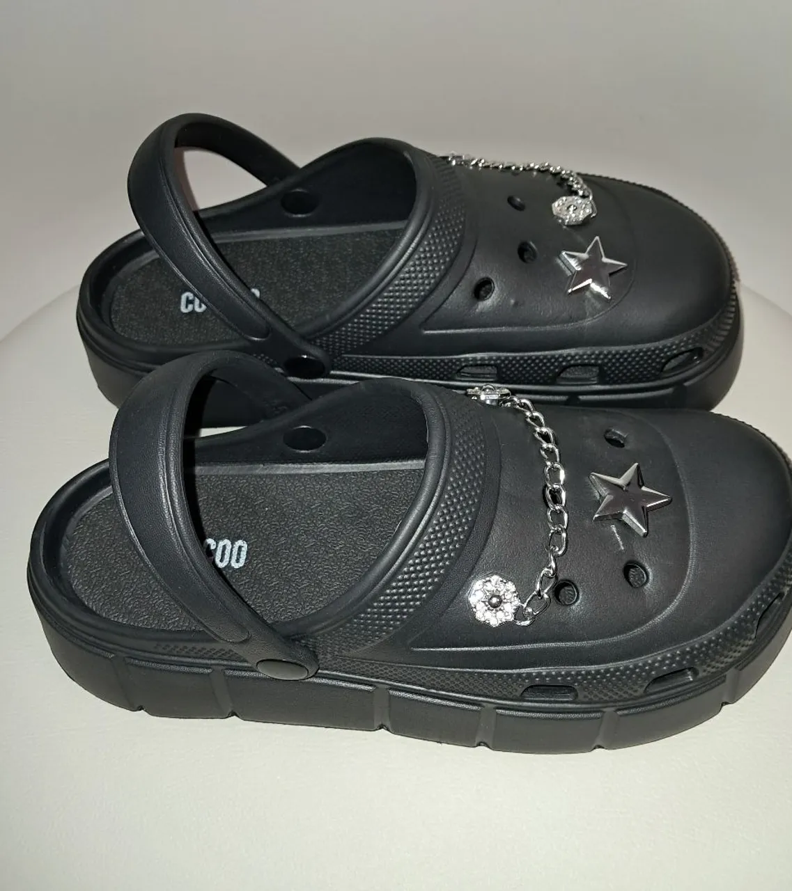 Sandália Crocs Preta com Detalhes em Prata Removível NOVA