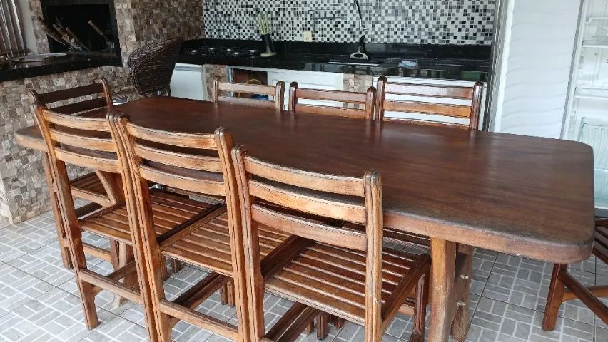 Mesa de madeira com 8 cadeiras 