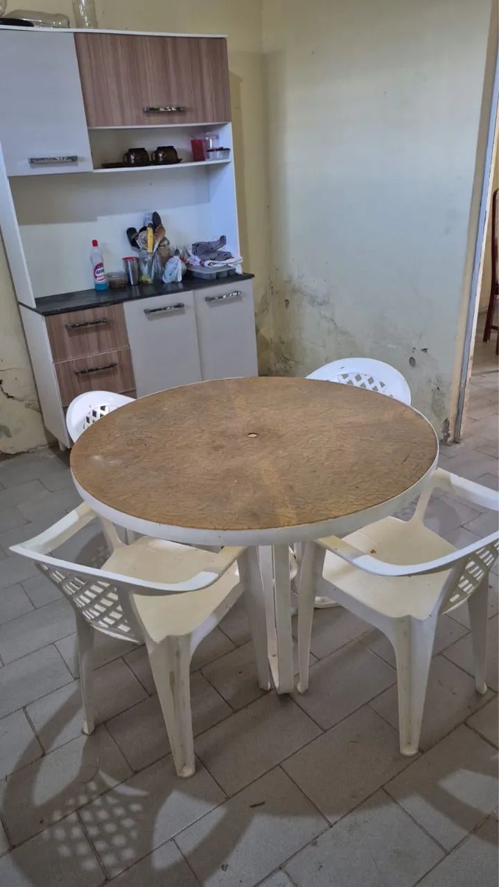 Mesa e cadeiras para piscina ou cozinha 