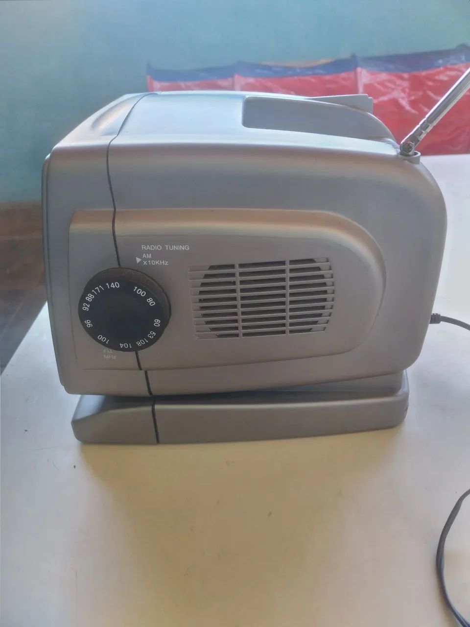 Vendo TV/ Rádio portátil vantagens de 5 polegadas.  - Foto 2