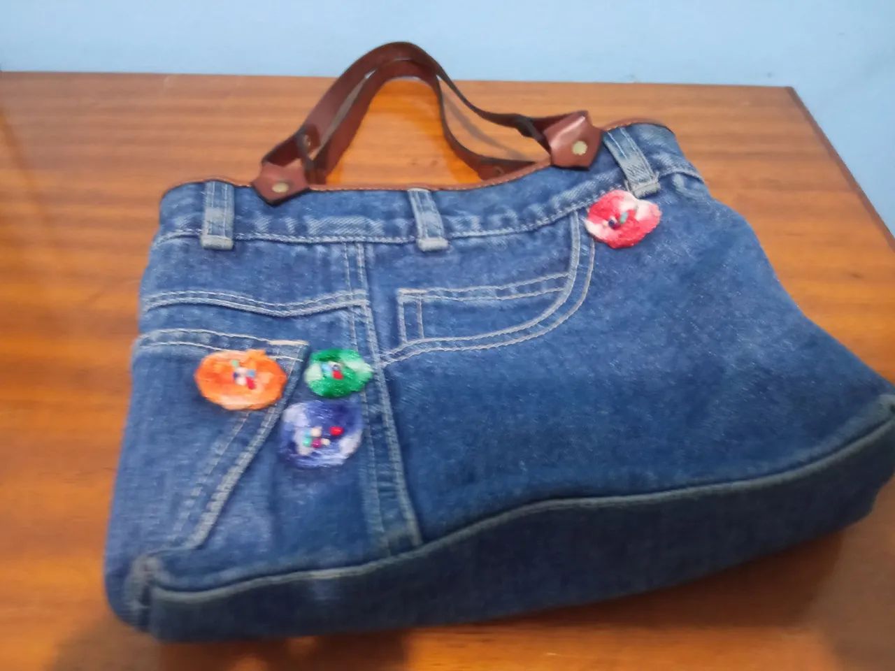 Bolsa Schutz jeans flores crochê  - Foto 5